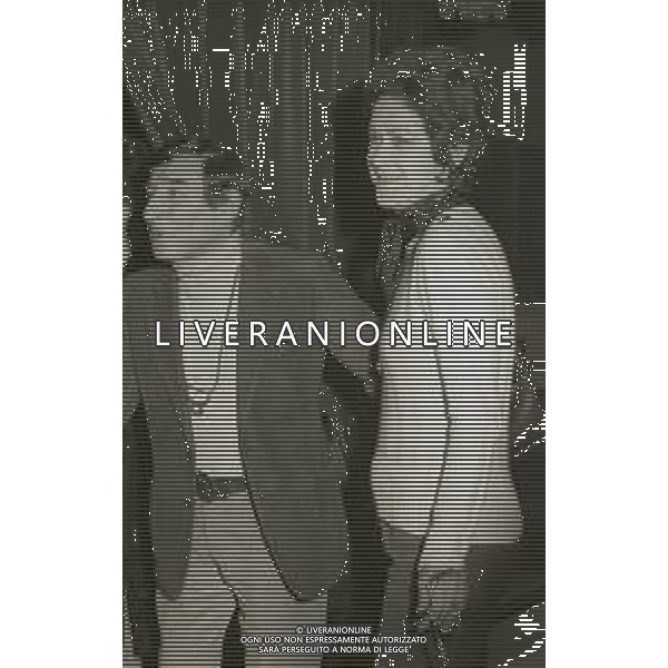 NEG-RETROSPETTIVA RENATO RASCEL ATTORE NELLA FOTO RENATO RASCEL NELL\'ANNO 1970 A SANREMO CON LA MOGLIE HUGUETTE CARTIER AG ALDO LIVERANI SAS 