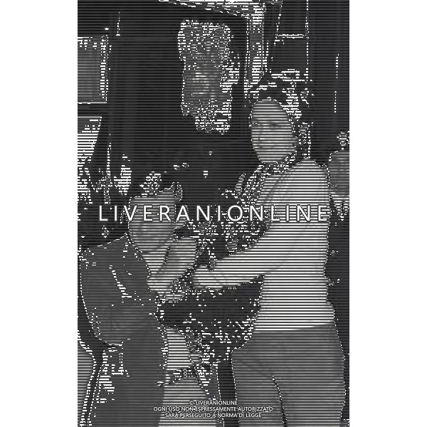 NEG-RETROSPETTIVA RENATO RASCEL ATTORE NELLA FOTO RENATO RASCEL NELL\'ANNO 1970 A SANREMO CON LA MOGLIE HUGUETTE CARTIER AG ALDO LIVERANI SAS 