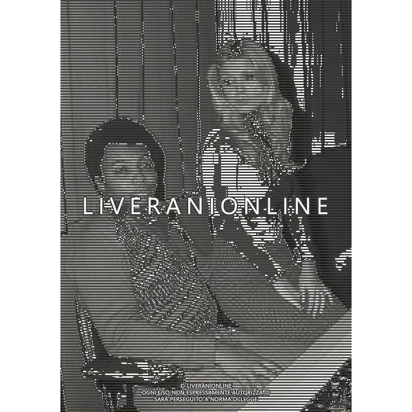 NEG-1974 MILANO WESS JOHNSON E DORI GHEZZI CANTANTI NELLA FOTO WESS JOHNSON E DORI GHEZZI IN SALA D\'INCISIONE A MILANO AG ALDO LIVERANI SAS