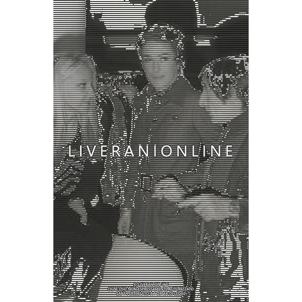 NEG-RETROSPETTIVA RENATO RASCEL ATTORE NELLA FOTO RENATO RASCEL NELL\'ANNO 1971 A MILANO CON LA MOGLIE HUGUETTE CARTIER AG ALDO LIVERANI SAS