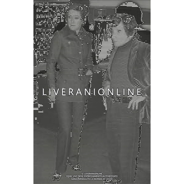 NEG-RETROSPETTIVA RENATO RASCEL ATTORE NELLA FOTO RENATO RASCEL NELL\'ANNO 1971 A MILANO CON LA MOGLIE HUGUETTE CARTIER AG ALDO LIVERANI SAS