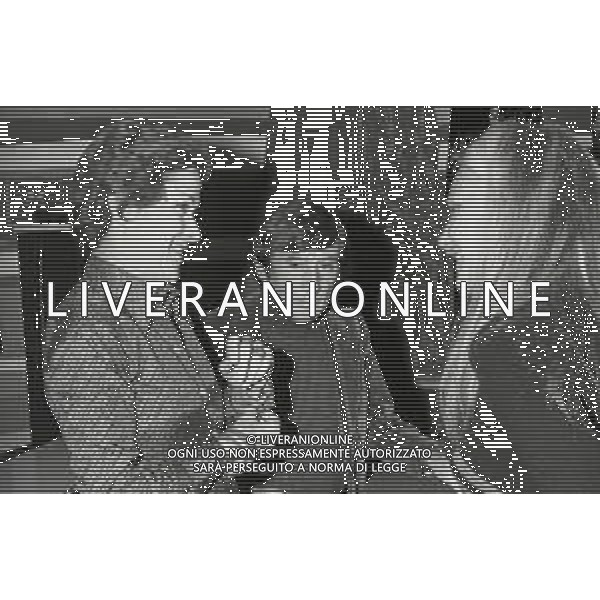 NEG-RETROSPETTIVA RENATO RASCEL ATTORE NELLA FOTO RENATO RASCEL NELL\'ANNO 1971 A MILANO CON LA MOGLIE HUGUETTE CARTIER AG ALDO LIVERANI SAS