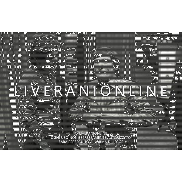 NEG-RETROSPETTIVA RENATO RASCEL ATTORE NELLA FOTO RENATO RASCEL NELL\'ANNO 1971 A MILANO CON LA MOGLIE HUGUETTE CARTIER AG ALDO LIVERANI SAS