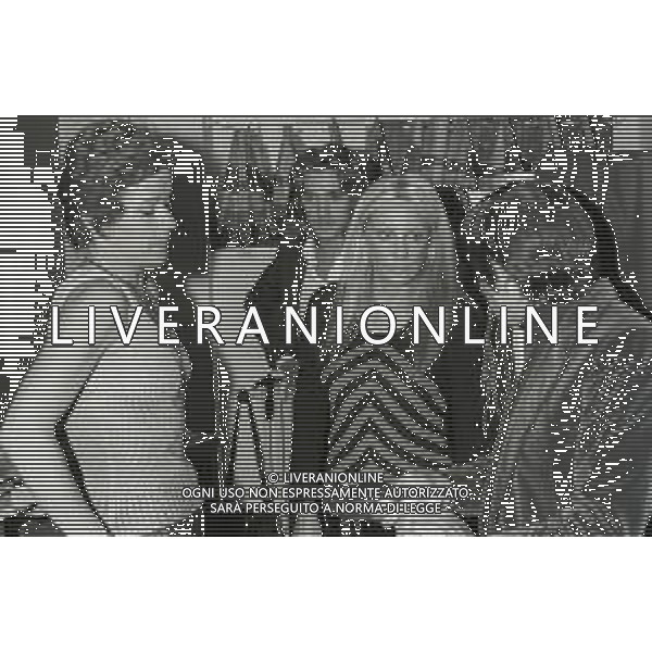 NEG-RETROSPETTIVA RENATO RASCEL ATTORE NELLA FOTO RENATO RASCEL NELL\'ANNO 1971 A MILANO CON LA MOGLIE HUGUETTE CARTIER AG ALDO LIVERANI SAS