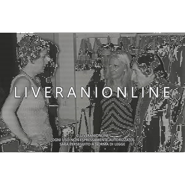 NEG-RETROSPETTIVA RENATO RASCEL ATTORE NELLA FOTO RENATO RASCEL NELL\'ANNO 1971 A MILANO CON LA MOGLIE HUGUETTE CARTIER AG ALDO LIVERANI SAS