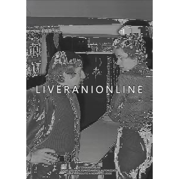 NEG-RETROSPETTIVA RENATO RASCEL ATTORE NELLA FOTO RENATO RASCEL NELL\'ANNO 1971 A MILANO CON LA MOGLIE HUGUETTE CARTIER AG ALDO LIVERANI SAS