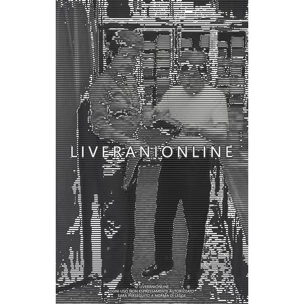 NEG-RETROSPETTIVA RENATO RASCEL ATTORE NELLA FOTO RENATO RASCEL NELL\'ANNO 1971 A MILANO CON LA MOGLIE HUGUETTE CARTIER AG ALDO LIVERANI SAS