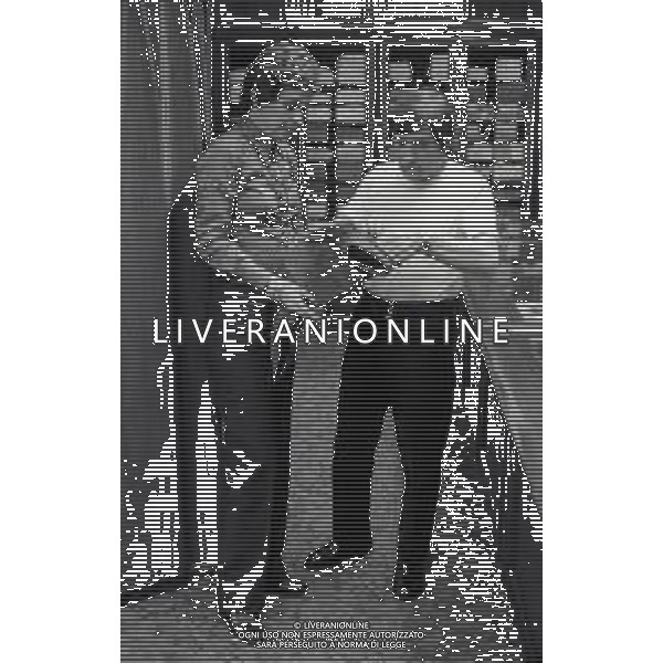 NEG-RETROSPETTIVA RENATO RASCEL ATTORE NELLA FOTO RENATO RASCEL NELL\'ANNO 1971 A MILANO CON LA MOGLIE HUGUETTE CARTIER AG ALDO LIVERANI SAS