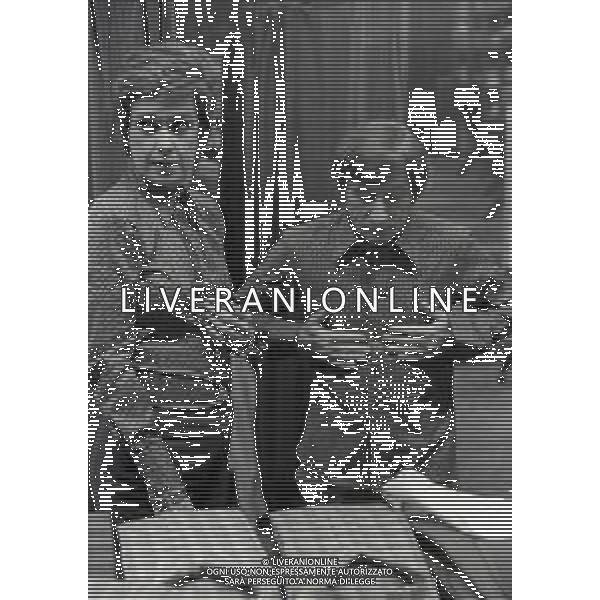 NEG-RETROSPETTIVA RENATO RASCEL ATTORE NELLA FOTO RENATO RASCEL NELL\'ANNO 1971 A MILANO CON LA MOGLIE HUGUETTE CARTIER AG ALDO LIVERANI SAS