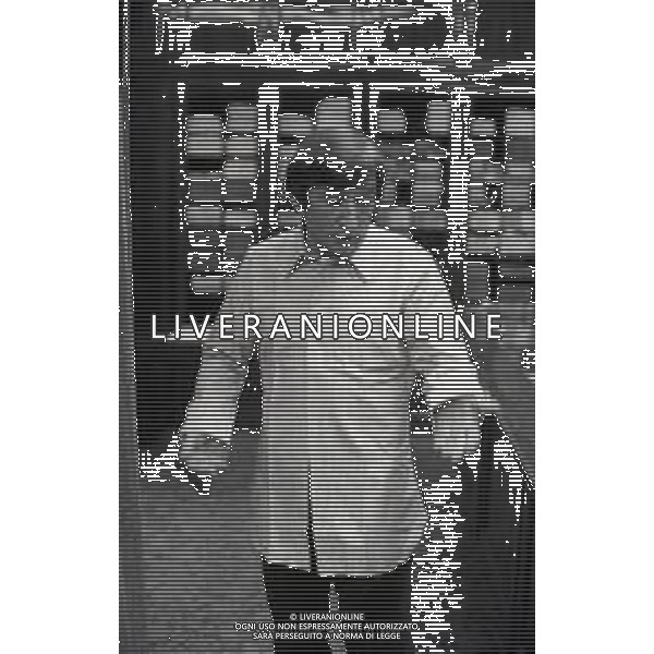 NEG-RETROSPETTIVA RENATO RASCEL ATTORE NELLA FOTO RENATO RASCEL NELL\'ANNO 1971 A MILANO CON LA MOGLIE HUGUETTE CARTIER AG ALDO LIVERANI SAS