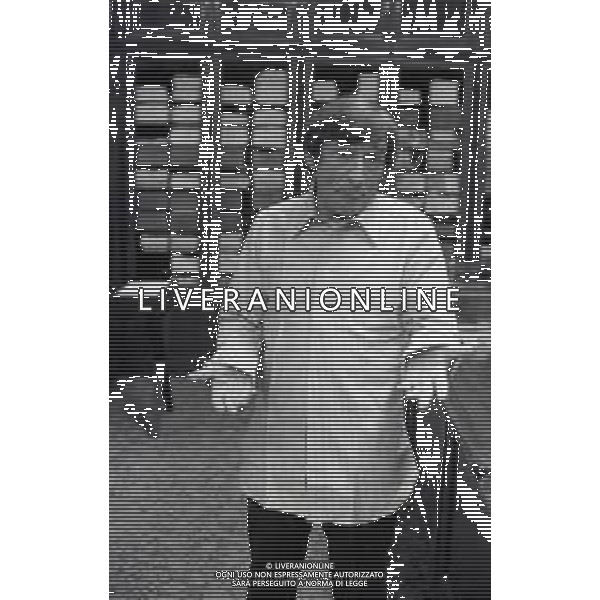 NEG-RETROSPETTIVA RENATO RASCEL ATTORE NELLA FOTO RENATO RASCEL NELL\'ANNO 1971 A MILANO CON LA MOGLIE HUGUETTE CARTIER AG ALDO LIVERANI SAS