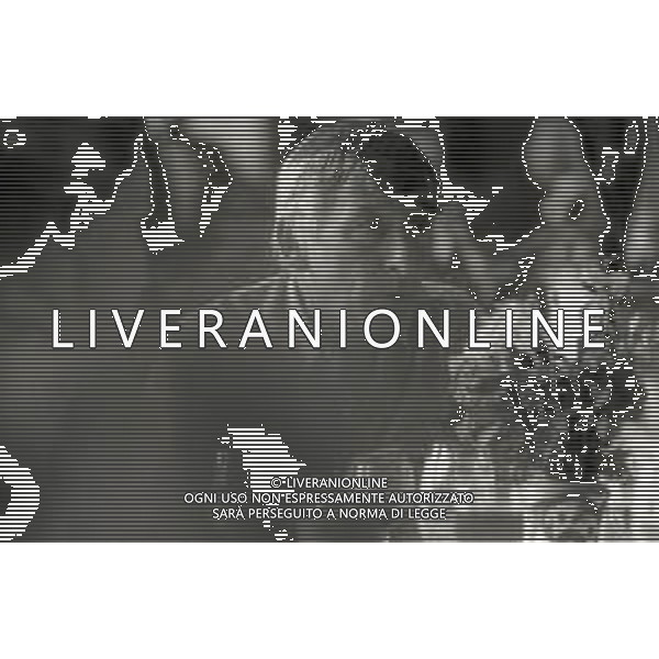 NEG-RETROSPETTIVA RENATO RASCEL ATTORE NELLA FOTO RENATO RASCEL NELL\'ANNO 1971 A MILANO CON LA MOGLIE HUGUETTE CARTIER AG ALDO LIVERANI SAS