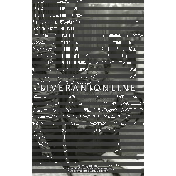 NEG-RETROSPETTIVA RENATO RASCEL ATTORE NELLA FOTO RENATO RASCEL NELL\'ANNO 1971 A MILANO CON LA MOGLIE HUGUETTE CARTIER AG ALDO LIVERANI SAS