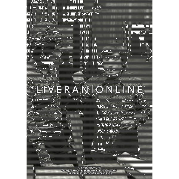 NEG-RETROSPETTIVA RENATO RASCEL ATTORE NELLA FOTO RENATO RASCEL NELL\'ANNO 1971 A MILANO CON LA MOGLIE HUGUETTE CARTIER AG ALDO LIVERANI SAS