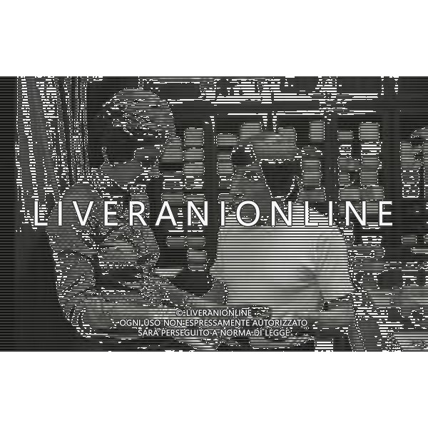 NEG-RETROSPETTIVA RENATO RASCEL ATTORE NELLA FOTO RENATO RASCEL NELL\'ANNO 1971 A MILANO CON LA MOGLIE HUGUETTE CARTIER AG ALDO LIVERANI SAS