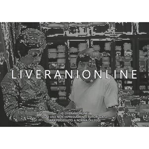 NEG-RETROSPETTIVA RENATO RASCEL ATTORE NELLA FOTO RENATO RASCEL NELL\'ANNO 1971 A MILANO CON LA MOGLIE HUGUETTE CARTIER AG ALDO LIVERANI SAS