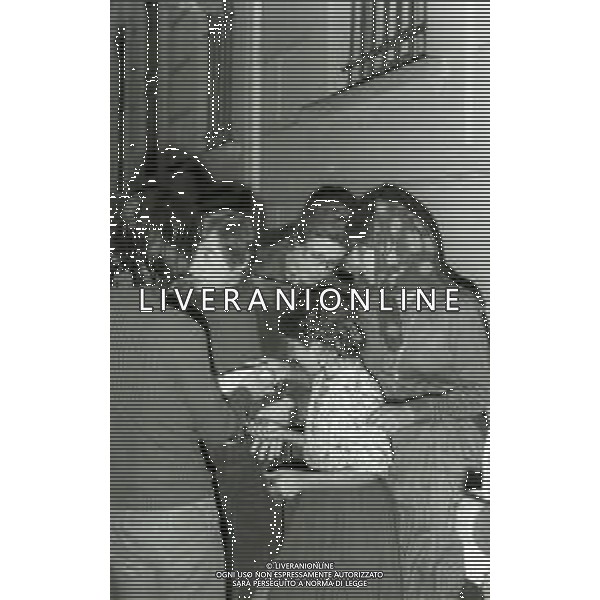 NEG-RETROSPETTIVA RENATO RASCEL ATTORE NELLA FOTO RENATO RASCEL NELL\'ANNO 1971 A MILANO CON LA MOGLIE HUGUETTE CARTIER AG ALDO LIVERANI SAS