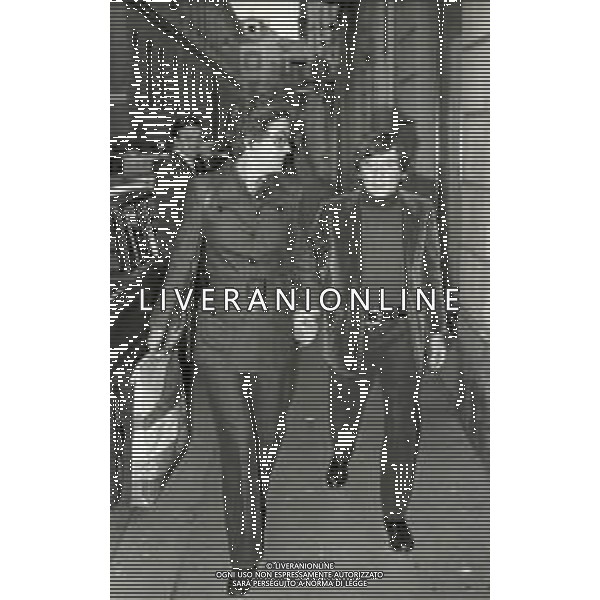 NEG-RETROSPETTIVA RENATO RASCEL ATTORE NELLA FOTO RENATO RASCEL NELL\'ANNO 1971 A MILANO CON LA MOGLIE HUGUETTE CARTIER AG ALDO LIVERANI SAS