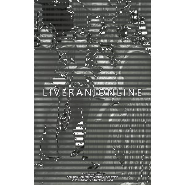 NEG-RETROSPETTIVA RENATO RASCEL ATTORE NELLA FOTO RENATO RASCEL NELL\'ANNO 1971 A MILANO CON LA MOGLIE HUGUETTE CARTIER AG ALDO LIVERANI SAS