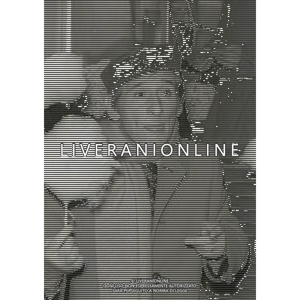 NEG-RETROSPETTIVA RENATO RASCEL ATTORE NELLA FOTO RENATO RASCEL NELL\'ANNO 1972 A MILANO CON LO ZUCCHERO FILATO AG ALDO LIVERANI SAS