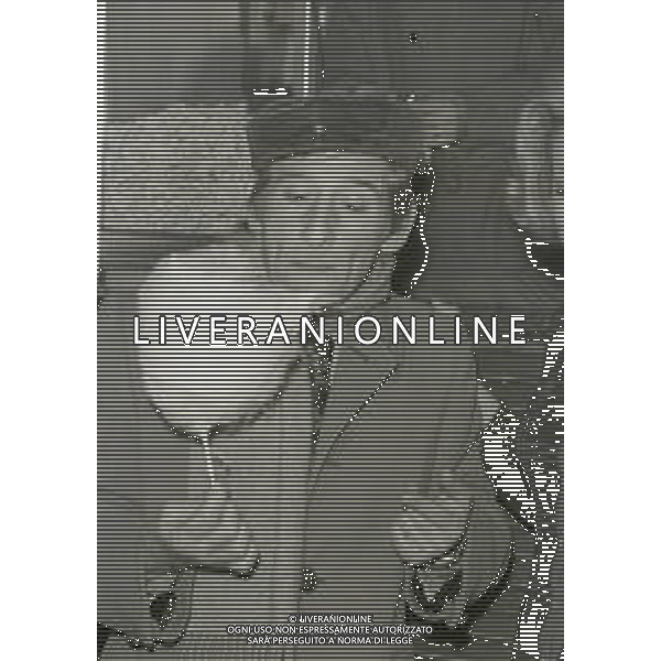 NEG-RETROSPETTIVA RENATO RASCEL ATTORE NELLA FOTO RENATO RASCEL NELL\'ANNO 1972 A MILANO CON LO ZUCCHERO FILATO AG ALDO LIVERANI SAS