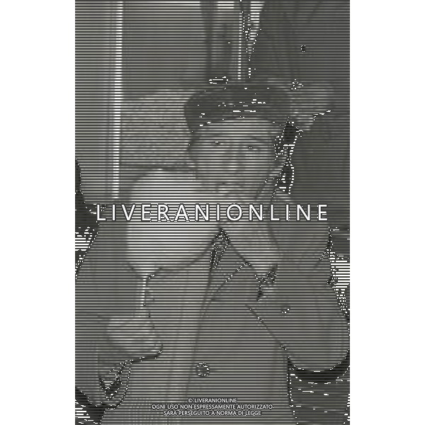 NEG-RETROSPETTIVA RENATO RASCEL ATTORE NELLA FOTO RENATO RASCEL NELL\'ANNO 1972 A MILANO CON LO ZUCCHERO FILATO AG ALDO LIVERANI SAS