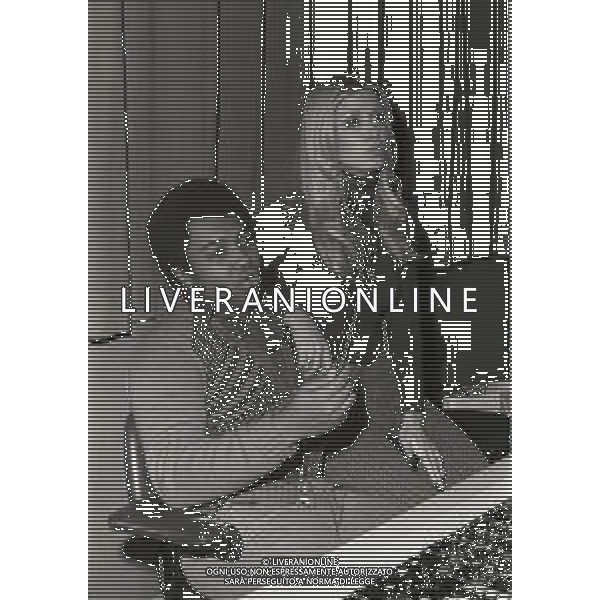 NEG-1974 MILANO WESS JOHNSON E DORI GHEZZI CANTANTI NELLA FOTO WESS JOHNSON DORI GHEZZI IN SALA D\'INCISIONE AG ALDO LIVERANI SAS
