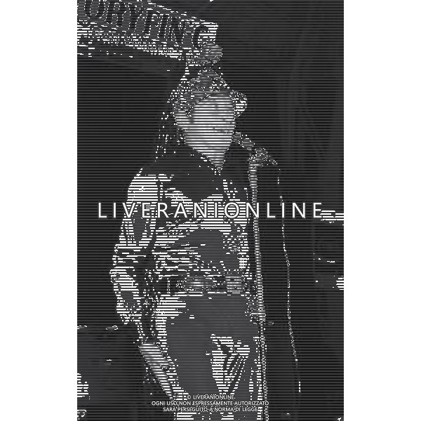 NEG-RETROSPETTIVA RENATO RASCEL ATTORE NELLA FOTO RENATO RASCEL NELL\'ANNO 1973 DISCO D\'ORO AG ALDO LIVERANI SAS