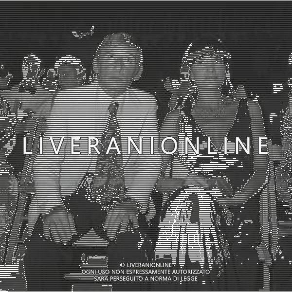 NEG-RETROSPETTIVA RENATO RASCEL ATTORE NELLA FOTO RENATO RASCEL NELL\'ANNO 1974 A TAORMINA CON GIUDITTA SANTARINI AL DAVID DI DONATELLO AG ALDO LIVERANI SAS 