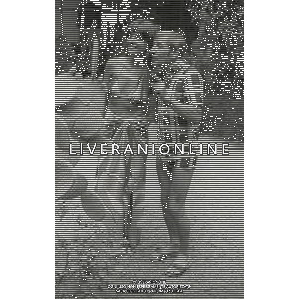 NEG-RETROSPETTIVA RENATO RASCEL ATTORE NELLA FOTO RENATO RASCEL NELL\'ANNO 1974 A TAORMINA CON GIUDITTA SANTARINI AG ALDO LIVERANI SAS 