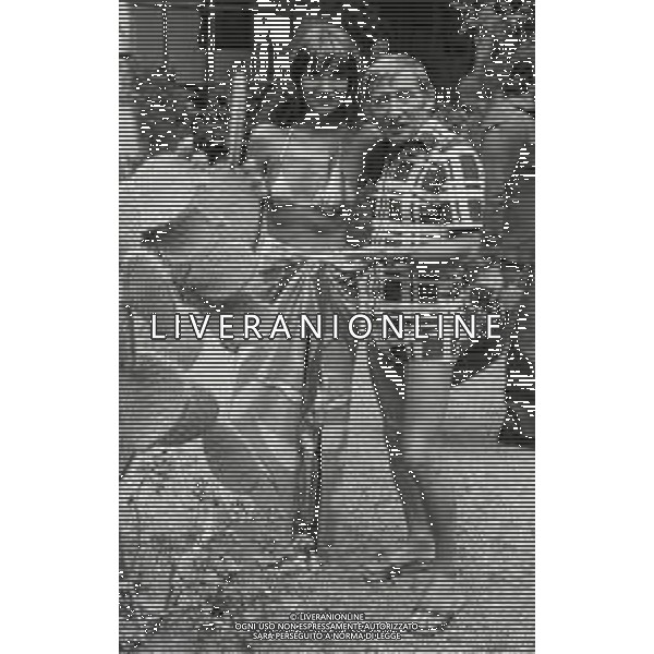 NEG-RETROSPETTIVA RENATO RASCEL ATTORE NELLA FOTO RENATO RASCEL NELL\'ANNO 1974 A TAORMINA CON GIUDITTA SANTARINI AG ALDO LIVERANI SAS 