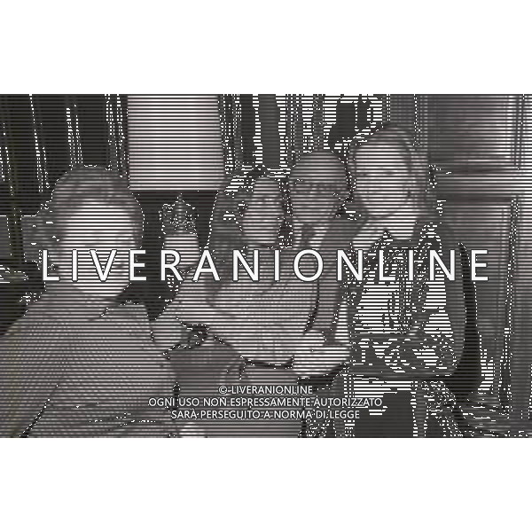 NEG-RETROSPETTIVA RENATO RASCEL ATTORE NELLA FOTO RENATO RASCEL CON GIUDITTA SANTARINI NELL\'ANNO 1975 A MILANO PRESENTA IL SUO DISCO NEL MIO PICCOLO  AG ALDO LIVERANI SAS 