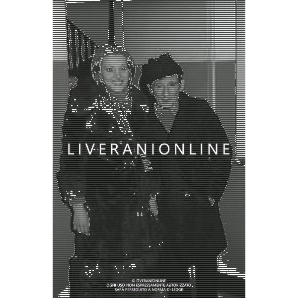 NEG-RETROSPETTIVA RENATO RASCEL ATTORE NELLA FOTO RENATO RASCEL CON GIUDITTA SANTARINI NELL\'ANNO 1975 A MILANO AG ALDO LIVERANI SAS  