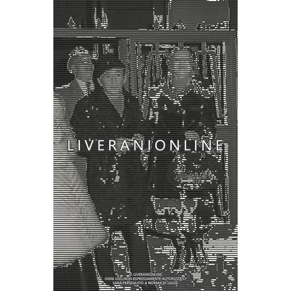 NEG-RETROSPETTIVA RENATO RASCEL ATTORE NELLA FOTO RENATO RASCEL CON GIUDITTA SANTARINI NELL\'ANNO 1975 A MILANO AG ALDO LIVERANI SAS  