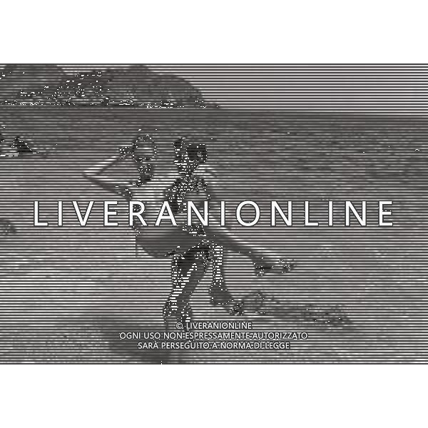 NEG-RETROSPETTIVA RENATO RASCEL ATTORE NELLA FOTO RENATO RASCEL NELL\'ANNO 1975 A TAORMINA CON GIUDITTA SANTARINI AG ALDO LIVERANI SAS  