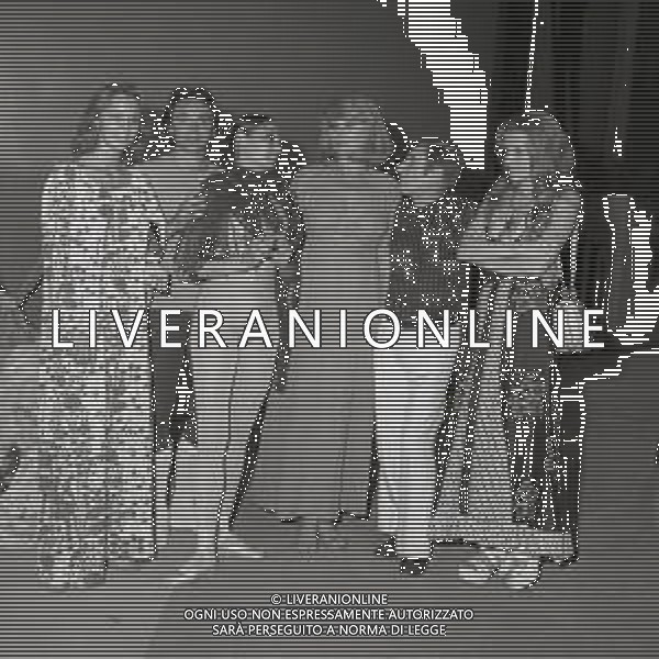 NEG-RETROSPETTIVA RENATO RASCEL ATTORE NELLA FOTO RENATO RASCEL NELL\'ANNO 1975 A TAORMINA CON GIUDITTA SANTARINI AG ALDO LIVERANI SAS  