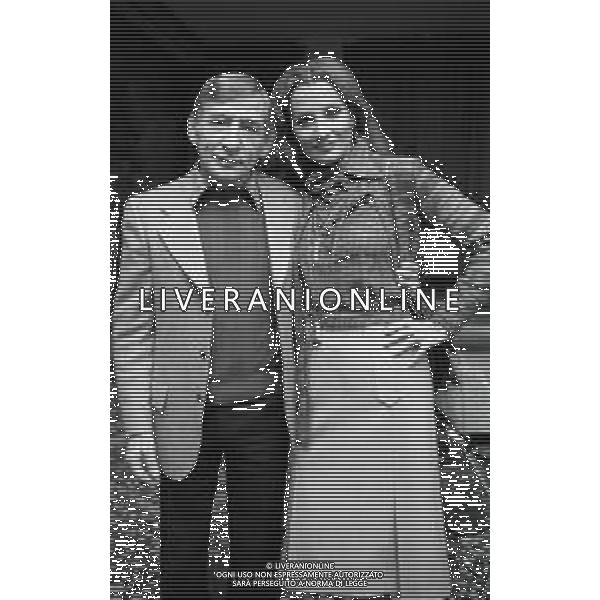 NEG-RETROSPETTIVA RENATO RASCEL ATTORE NELLA FOTO RENATO RASCEL E GIUDITTA SANTARINI NELL\'ANNO 1978 A MILANO TERRAZZA MARTINI AG ALDO LIVERANI SAS