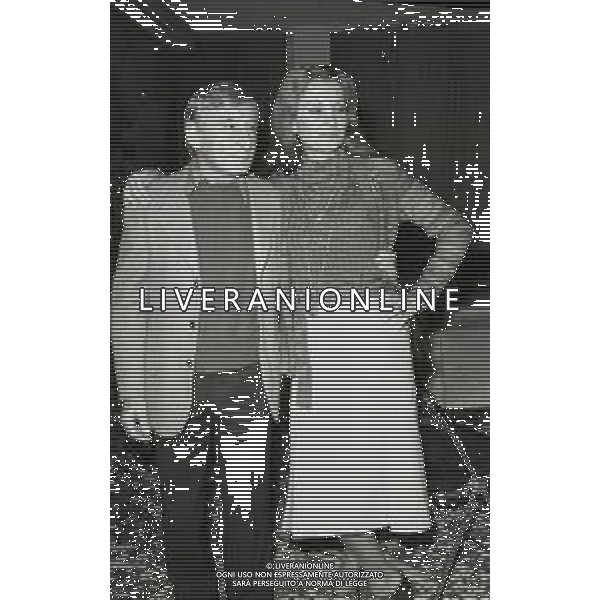 NEG-RETROSPETTIVA RENATO RASCEL ATTORE NELLA FOTO RENATO RASCEL E GIUDITTA SANTARINI NELL\'ANNO 1978 A MILANO TERRAZZA MARTINI AG ALDO LIVERANI SAS