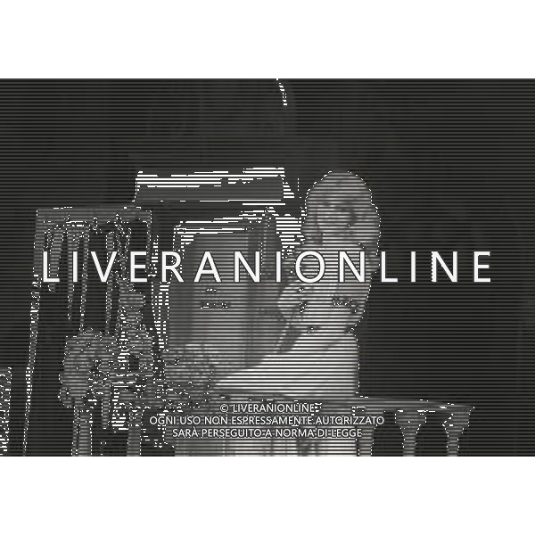 NEG-RETROSPETTIVA RENATO RASCEL ATTORE NELLA FOTO RENATO RASCEL E GIUDITTA SANTARINI NELL\'ANNO 1980 A MILANO NELLA COMMEDIA TEATRALE IN BOCCA ALL\'UFO AG ALDO LIVERANI SAS  