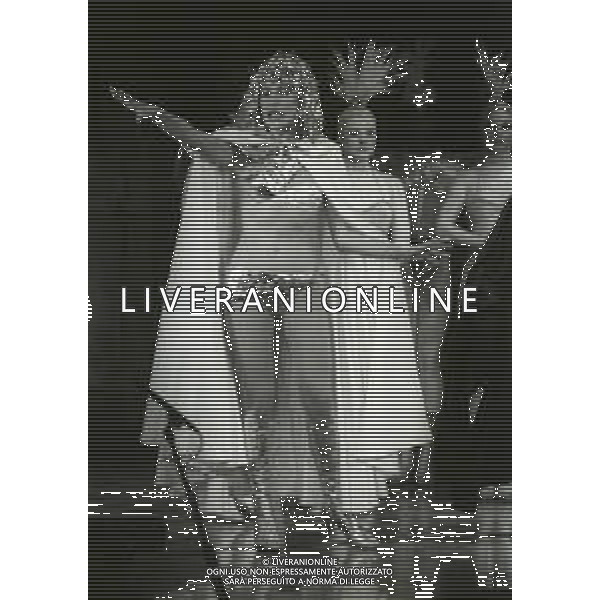 NEG-RETROSPETTIVA RENATO RASCEL ATTORE NELLA FOTO RENATO RASCEL E GIUDITTA SANTARINI NELL\'ANNO 1980 A MILANO NELLA COMMEDIA TEATRALE IN BOCCA ALL\'UFO AG ALDO LIVERANI SAS  