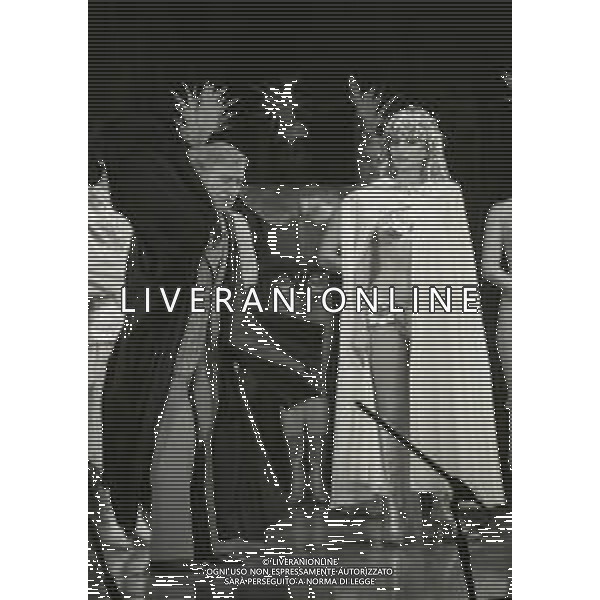 NEG-RETROSPETTIVA RENATO RASCEL ATTORE NELLA FOTO RENATO RASCEL E GIUDITTA SANTARINI NELL\'ANNO 1980 A MILANO NELLA COMMEDIA TEATRALE IN BOCCA ALL\'UFO AG ALDO LIVERANI SAS  