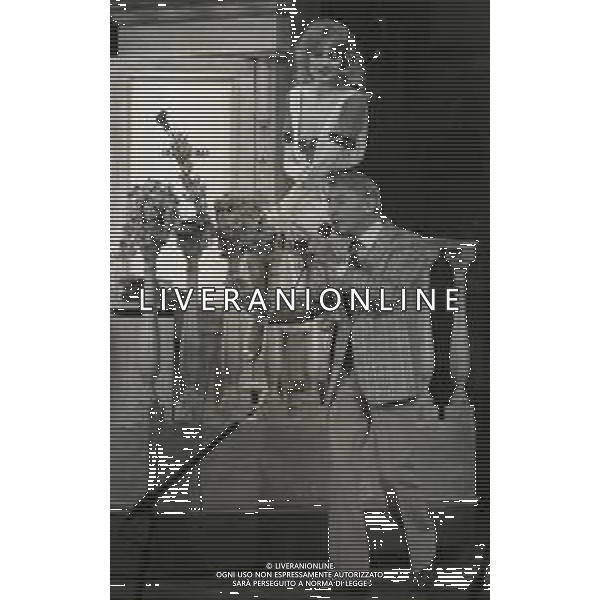 NEG-RETROSPETTIVA RENATO RASCEL ATTORE NELLA FOTO RENATO RASCEL E GIUDITTA SANTARINI NELL\'ANNO 1980 A MILANO NELLA COMMEDIA TEATRALE IN BOCCA ALL\'UFO AG ALDO LIVERANI SAS  