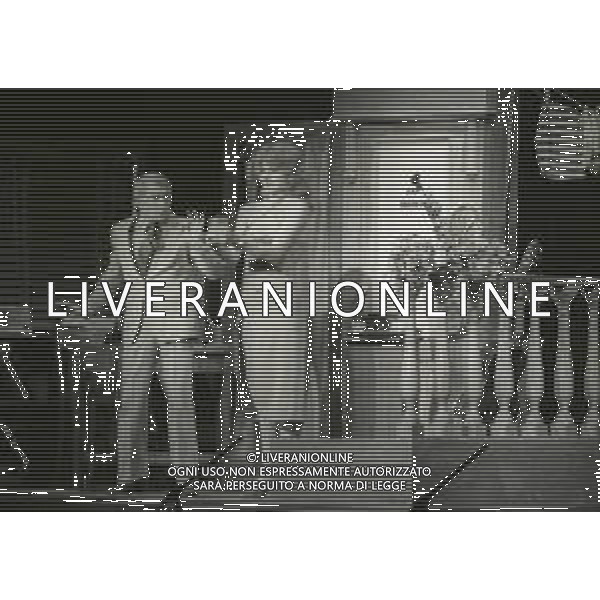 NEG-RETROSPETTIVA RENATO RASCEL ATTORE NELLA FOTO RENATO RASCEL E GIUDITTA SANTARINI NELL\'ANNO 1980 A MILANO NELLA COMMEDIA TEATRALE IN BOCCA ALL\'UFO AG ALDO LIVERANI SAS  