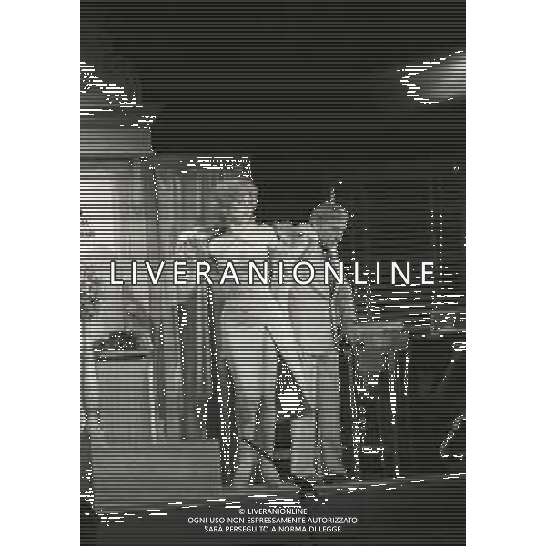 NEG-RETROSPETTIVA RENATO RASCEL ATTORE NELLA FOTO RENATO RASCEL E GIUDITTA SANTARINI NELL\'ANNO 1980 A MILANO NELLA COMMEDIA TEATRALE IN BOCCA ALL\'UFO AG ALDO LIVERANI SAS  