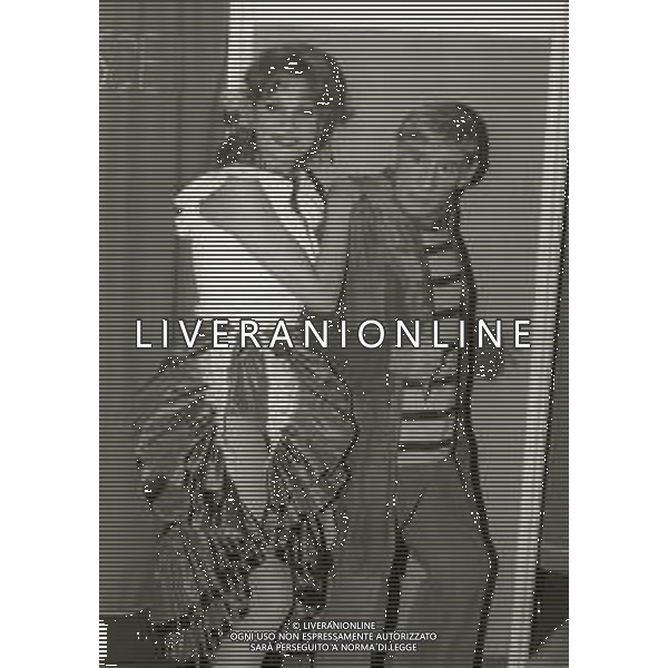 NEG-RETROSPETTIVA RENATO RASCEL ATTORE NELLA FOTO RENATO RASCEL E GIUDITTA SANTARINI NELL\'ANNO 1980 A MILANO NELLA COMMEDIA TEATRALE IN BOCCA ALL\'UFO AG ALDO LIVERANI SAS  