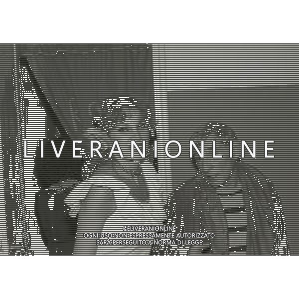 NEG-RETROSPETTIVA RENATO RASCEL ATTORE NELLA FOTO RENATO RASCEL E GIUDITTA SANTARINI NELL\'ANNO 1980 A MILANO NELLA COMMEDIA TEATRALE IN BOCCA ALL\'UFO AG ALDO LIVERANI SAS  