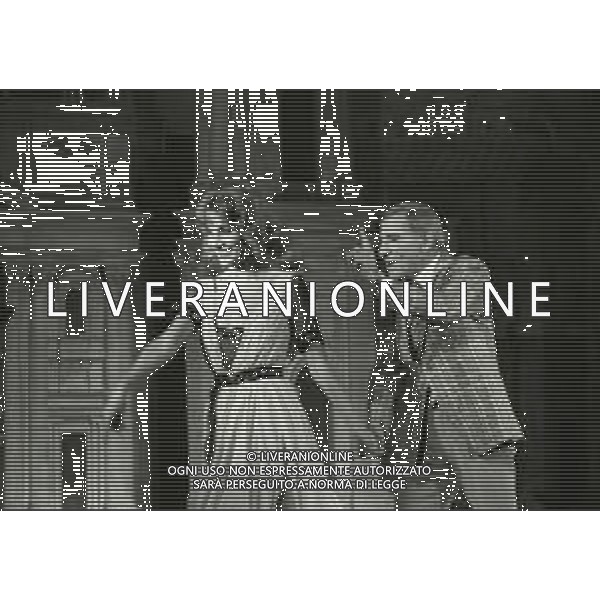 NEG-RETROSPETTIVA RENATO RASCEL ATTORE NELLA FOTO RENATO RASCEL E GIUDITTA SANTARINI NELL\'ANNO 1980 A MILANO NELLA COMMEDIA TEATRALE IN BOCCA ALL\'UFO AG ALDO LIVERANI SAS  