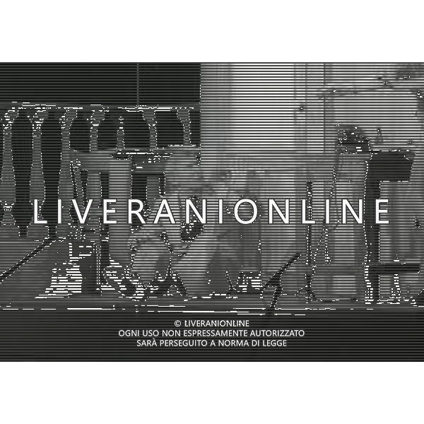 NEG-RETROSPETTIVA RENATO RASCEL ATTORE NELLA FOTO RENATO RASCEL E GIUDITTA SANTARINI NELL\'ANNO 1980 A MILANO NELLA COMMEDIA TEATRALE IN BOCCA ALL\'UFO AG ALDO LIVERANI SAS  