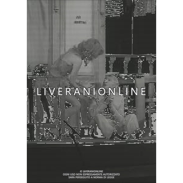NEG-RETROSPETTIVA RENATO RASCEL ATTORE NELLA FOTO RENATO RASCEL E GIUDITTA SANTARINI NELL\'ANNO 1980 A MILANO NELLA COMMEDIA TEATRALE IN BOCCA ALL\'UFO AG ALDO LIVERANI SAS  