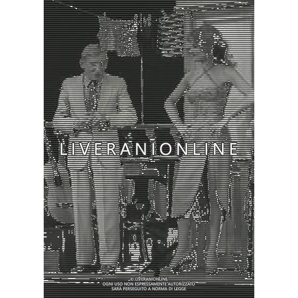 NEG-RETROSPETTIVA RENATO RASCEL ATTORE NELLA FOTO RENATO RASCEL E GIUDITTA SANTARINI NELL\'ANNO 1980 A MILANO NELLA COMMEDIA TEATRALE IN BOCCA ALL\'UFO AG ALDO LIVERANI SAS  